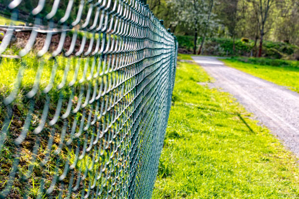 trama recintata recintata in rete metallica - topics barbed wire fence chainlink fence foto e immagini stock