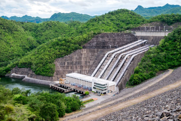 カンチャナブリーで丘の上のダム シーナカリン発電所 - hydroelectric power station 写真 ストックフォトと画像