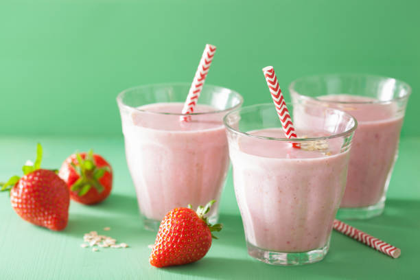 frullato di avena alla fragola sano in vetro - drinking straw juice frozen glass foto e immagini stock