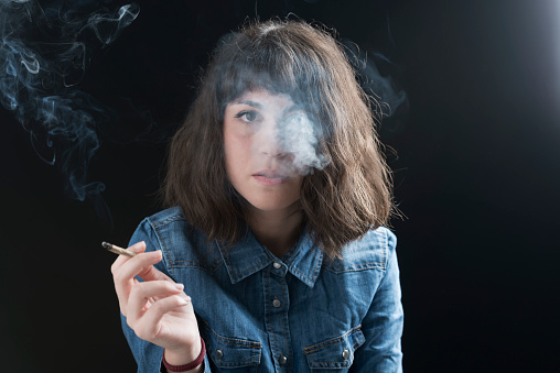 Retrato de una muchacha que enciende un cigarrillo photo
