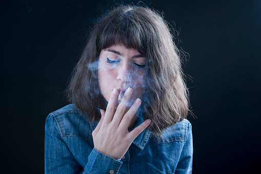 Retrato de una muchacha que enciende un cigarrillo photo