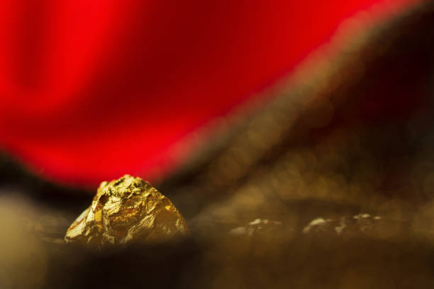 pepita de ouro sobre fundo macio vermelho com luzes de brilho - chunky jewelry - fotografias e filmes do acervo