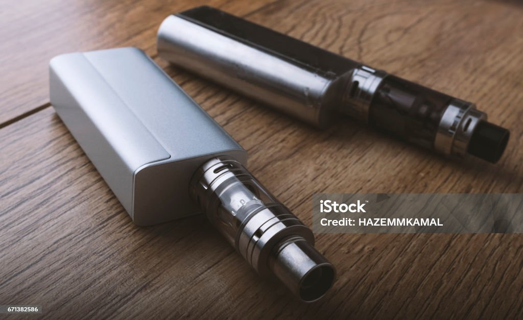 VAPE Stift, mod, e-Zigarette, e-Cig, auf einem hölzernen Hintergrund. - Lizenzfrei Elektrische Zigarette Stock-Foto