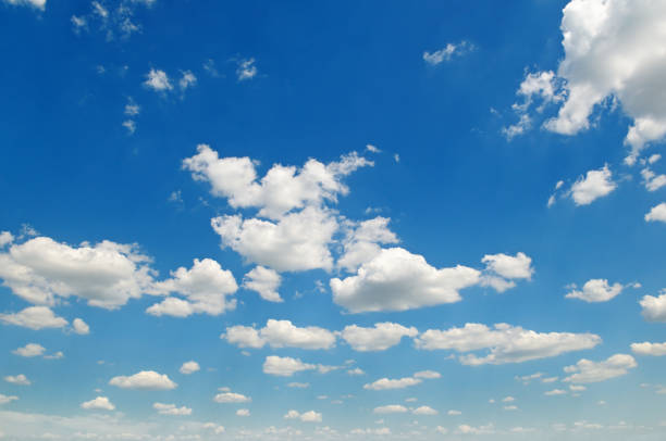 błękitne niebo i białe chmury cumulus - cumulus cloud sky blue condensation zdjęcia i obrazy z banku zdjęć