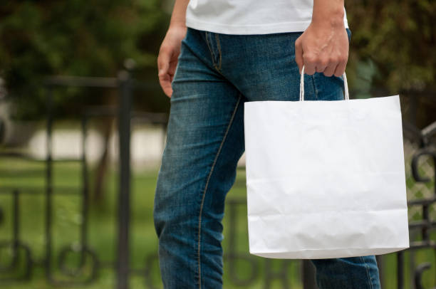 человек с белым пакетом в руках - bag white paper bag paper стоковые фото и изображения