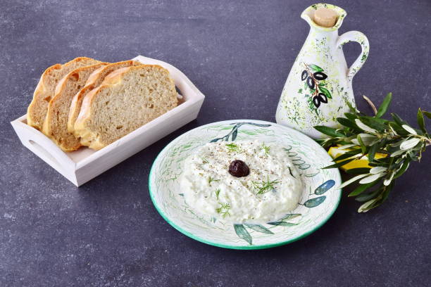 그리스 전통 소스 tzatziki 올리브, 올리브 기름 병, 레몬과 회색 추상적인 배경에 빵. 건강 한 먹는 개념 - vinegar bottle herb white 뉴스 사진 이미지