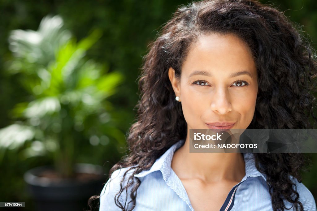 Femme mûr africain souriant à l’appareil-photo - Photo de Femmes d'âge mûr libre de droits