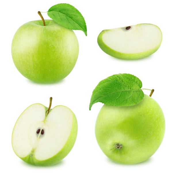 conjunto de diferentes manzanas verdes aisladas sobre fondo blanco - isolated apple slices fotografías e imágenes de stock