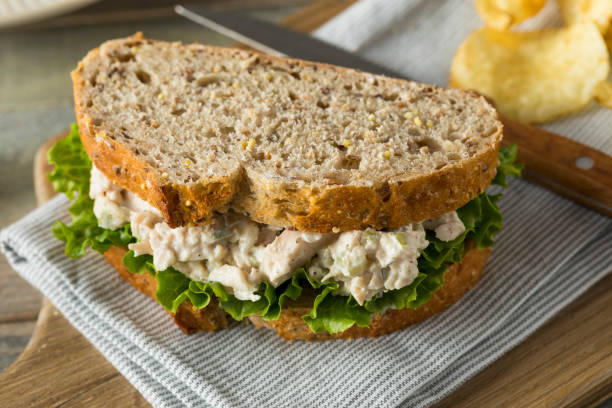 panino all'insalata di pollo sano fatto in casa - sandwich salad chicken chicken salad foto e immagini stock