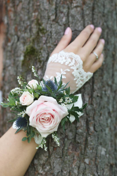옅은 핑크, 파란색과 녹색 손목 꽃다발 - lace gloves 뉴스 사진 이미지