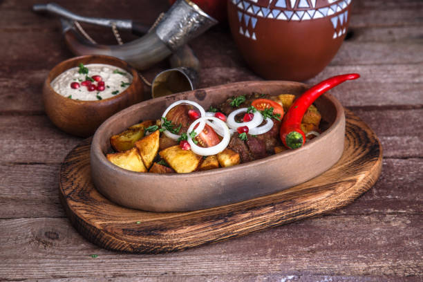 marinada de cerdo asado y patatas con salsa de nueces y vino, plato georgiano ojahuri - rubbing spice rib barbecue fotografías e imágenes de stock