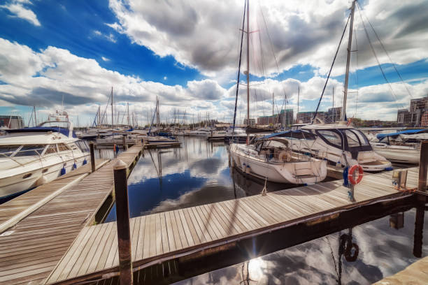 nabrzeże ipswich marina w tętniący życiem wiosenny dzień - melbourne commercial dock harbor australia zdjęcia i obrazy z banku zdjęć