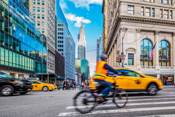 hora punta en la concurrida calle de nueva york - chrysler building fotografías e imágenes de stock