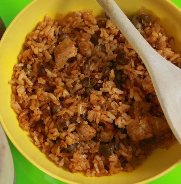 arroz con garbanzos - puertorriqueño fotografías e imágenes de stock