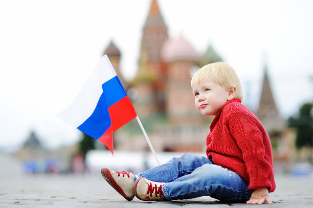 mignon garçon en bas âge tenant le drapeau russe - 4811 photos et images de collection