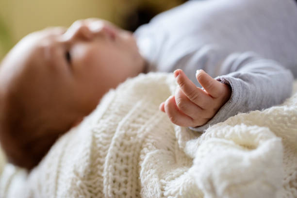 bebé se encuentra en suave suéter - baby baby blanket human foot towel fotografías e imágenes de stock