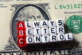 abc-immer-bessere-kontrolle-auf-dollar-banknote.jpg?b=1&s=170x170&k=20&c=pFeIaPn7ejbWXgaMLLWiXNHDUWdaBzVy0yzzZ2hwqkk=