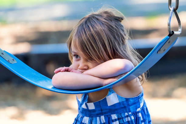 bambina triste - child sadness little girls thinking foto e immagini stock