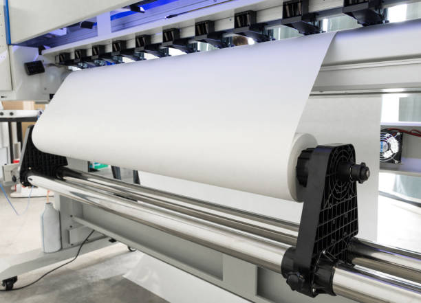 бумажный рулон в большом формате принтера струйной машины для промышленного бизнеса. - printout industry store workshop стоковые фото и изображения