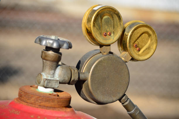 istock Pressure Guage and Tank 671554362
