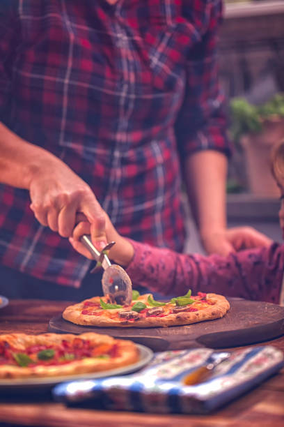 家族の家で自家製ピザを食べる - pizza homemade margharita pizza parma ham ストックフォトと画像