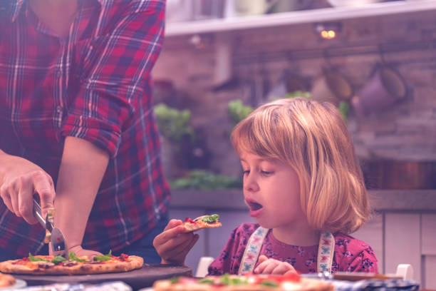 家族の家で自家製ピザを食べる - pizza homemade margharita pizza parma ham ストックフォトと画像