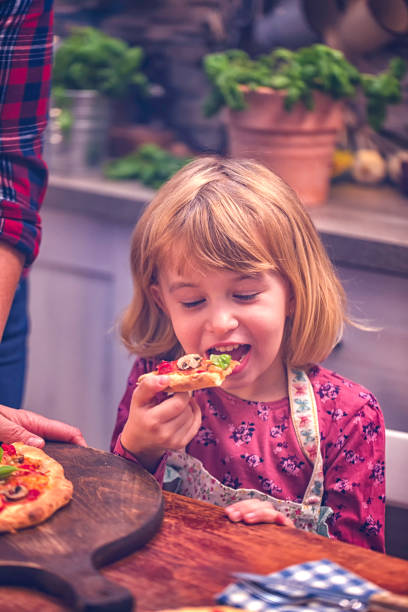 家族の家で自家製ピザを食べる - pizza homemade margharita pizza parma ham ストックフォトと画像