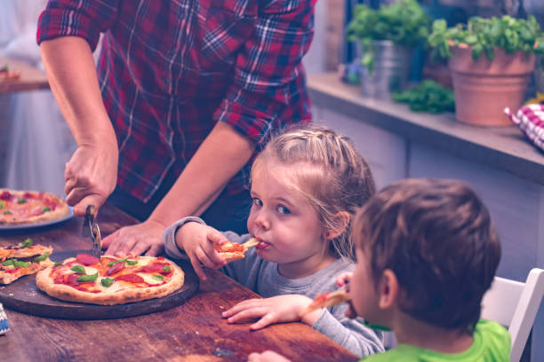 家族の家で自�家製ピザを食べる - pizza homemade margharita pizza parma ham ストックフォトと画像