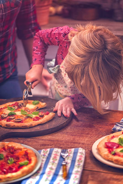 家族の家で自家製ピザを食べる - pizza homemade margharita pizza parma ham ストックフォトと画像