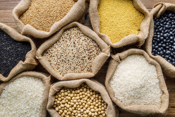 varieties of grains seeds and raw quino - quinoa spoon wood photography imagens e fotografias de stock