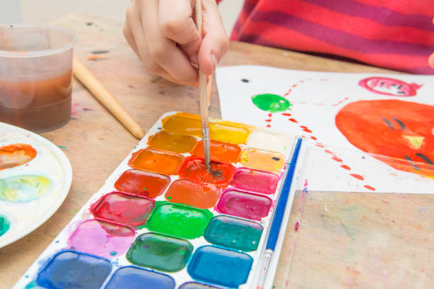 istock Little girl painting 671580418