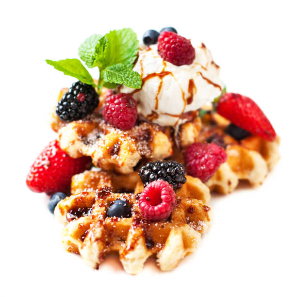 신선한 과일, 캐 러 멜, 아이스크림 흰색 배경에 고립 된와 전통 벨기에 와플 - waffle waffled belgian waffle food 뉴스 사진 이미지