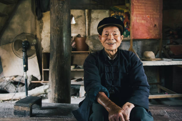 chinese man senior souriant chengyang chine real people portrait - chinese ethnicity men old china photos et images de collection