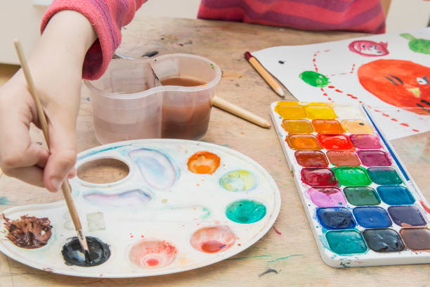 istock Little girl painting 671598848