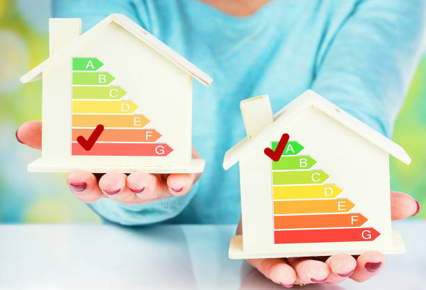 концептуальное сравнение между нормальным домом и домом с низким потреблением с рейтингом энергоэффективности - работник энергетической отрасли стоковые фото и изображения