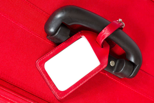 スーツケースのタグ、空旅行荷物ラベル、赤い手荷物バッグのハンドルに - suitcase travel luggage label ストックフォトと画像