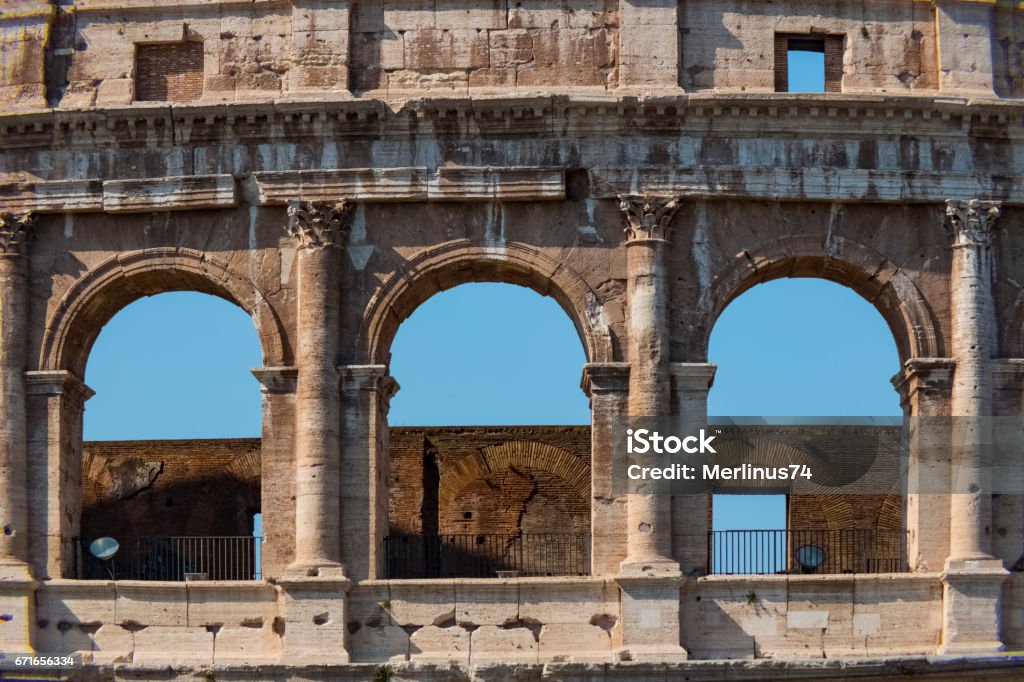 Colosseo - le principali attrazioni turistiche di Roma, Italia. Antiche rovine di Roma della civiltà romana. - Foto stock royalty-free di Ambientazione esterna