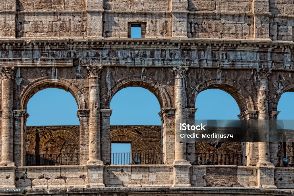 Colosseo - le principali attrazioni turistiche di Roma, Italia. Antiche rovine di Roma della civiltà romana. - Foto stock royalty-free di Ambientazione esterna