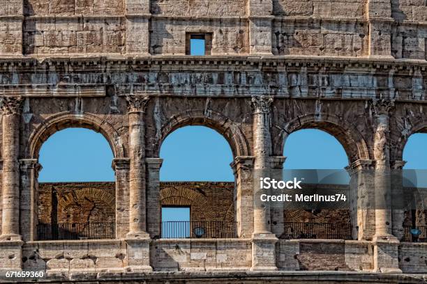 Colosseo Le Principali Attrazioni Turistiche Di Roma Italia Antiche Rovine Di Roma Della Civiltà Romana - Fotografie stock e altre immagini di Ambientazione esterna