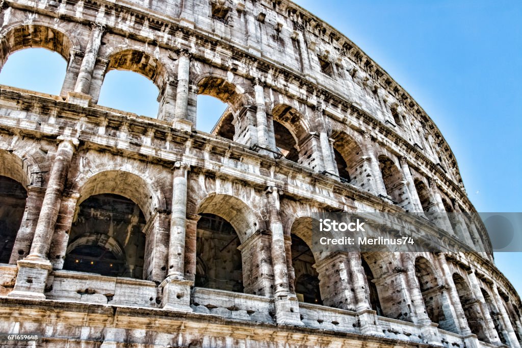 Colosseo - le principali attrazioni turistiche di Roma, Italia. Antiche rovine di Roma della civiltà romana. - Foto stock royalty-free di Ambientazione esterna