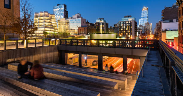 highline과 첼시, 맨하탄, 뉴욕시에서에서 도시의 불빛으로 황혼에서 10 번가 - chelsea new york 뉴스 사진 이미지