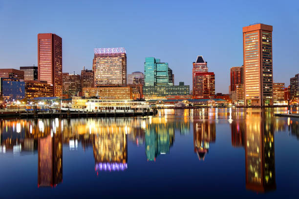 baltimore inner harbor - baltimore maryland inner harbor skyline - fotografias e filmes do acervo