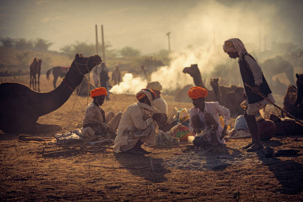 プシュカル ラクダ フェアでラクダとインド ラージャス ターン遊牧民のグループ - camel fair ストックフォトと画像