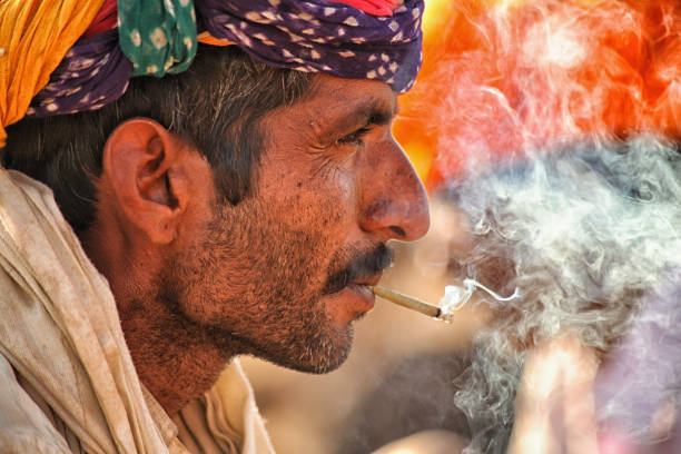 喫煙プシュカル ラクダ フェア beedi インド ラージャス ターン州男のクローズ アップ - camel fair ストックフォトと画像