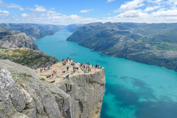 célèbre falaise pulpit rock (preikestolen) en norvège - water rock landscape cliff photos et images de collection