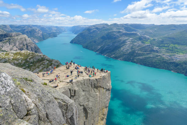 знаменитый скалы pulpit rock (preikestolen) в норвегии - popular culture фотографии стоковые фото и изображения