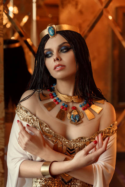 reina egipcia cleopatra - traje de reina egipcia fotografías e imágenes de stock