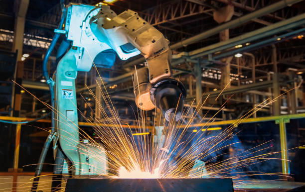 robot industriale è test run saldatura in fabbrica auto - single line metal industry construction foto e immagini stock