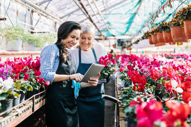 technology and flowers - garden center flower women plant imagens e fotografias de stock