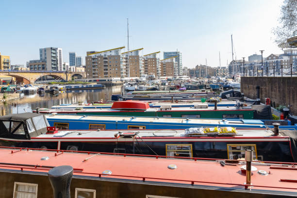 łodzie i jachty zacumowane w limehouse basin marina - rzeka lea zdjęcia i obrazy z banku zdjęć